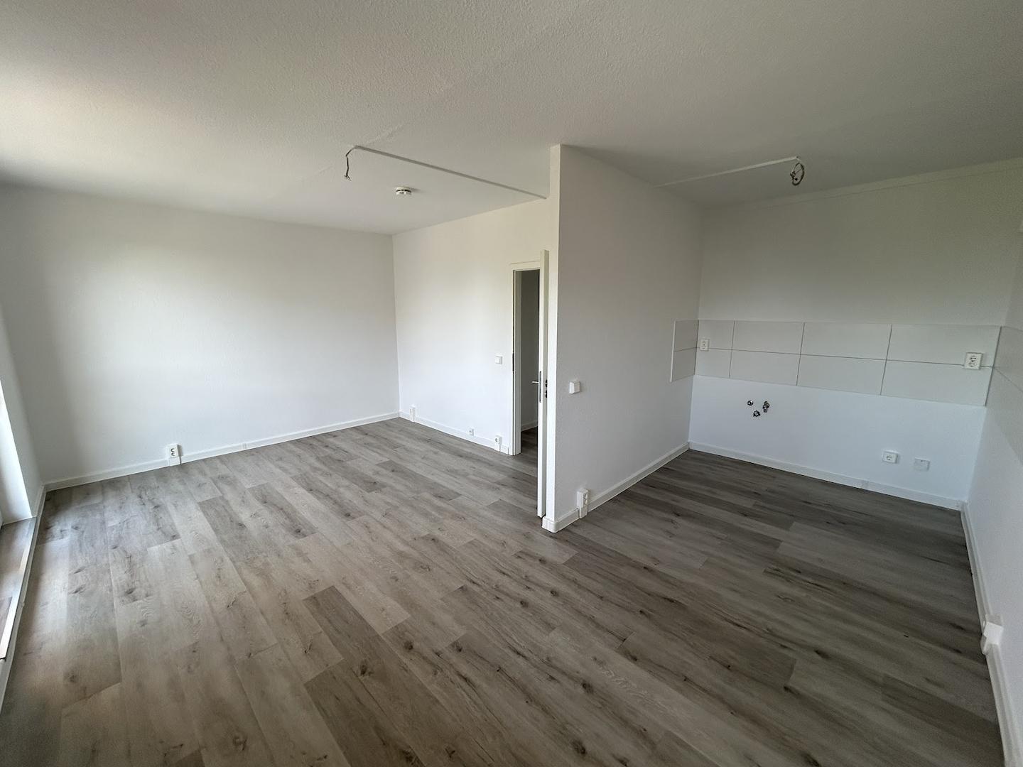 Wohnzimmer mit offener Küche