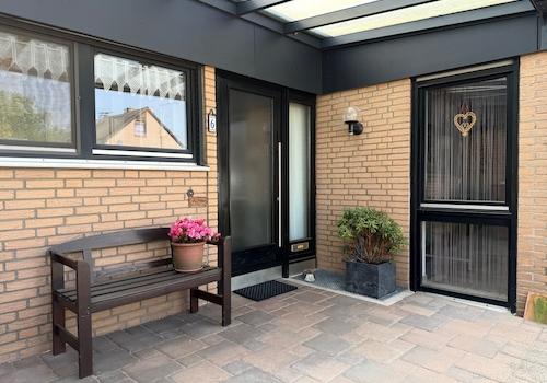 überdachte Terrasse vor dem Haus