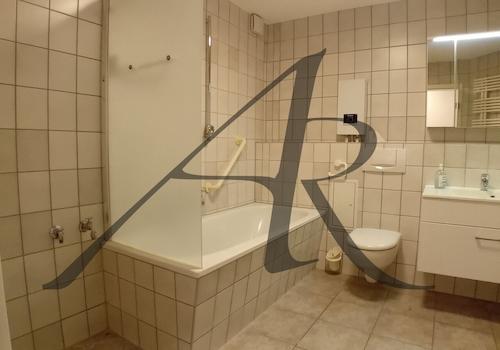 Bad mit Badewanne