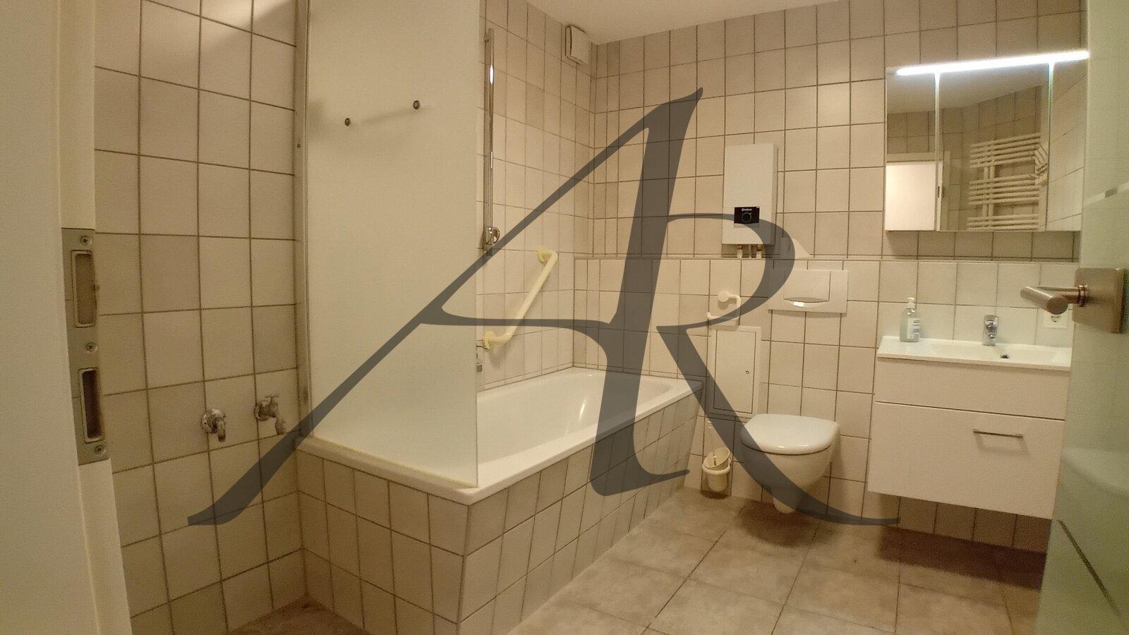 Bad mit Badewanne