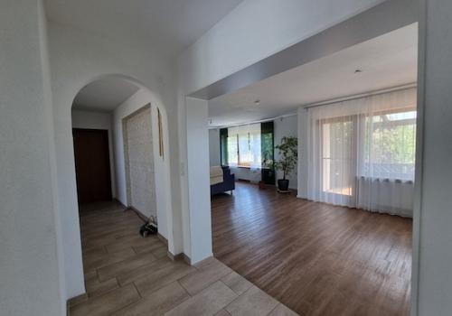 zum Wohn-/ Esszimmer 