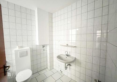 Hinterhofgebäude Erdgeschoss Badezimmer