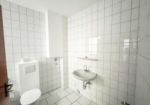 Hinterhofgebäude Erdgeschoss Badezimmer