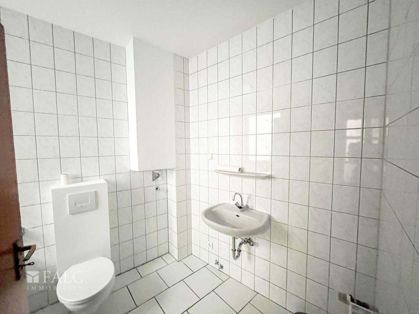 Hinterhofgebäude Erdgeschoss Badezimmer
