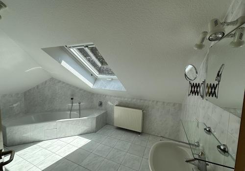 Badezimmer mit Wanne + Dusche
