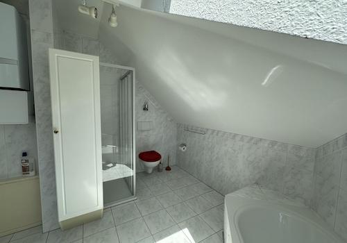 Badezimmer mit Wanne + Dusche