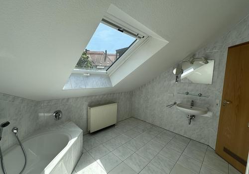 Badezimmer mit Wanne + Dusche