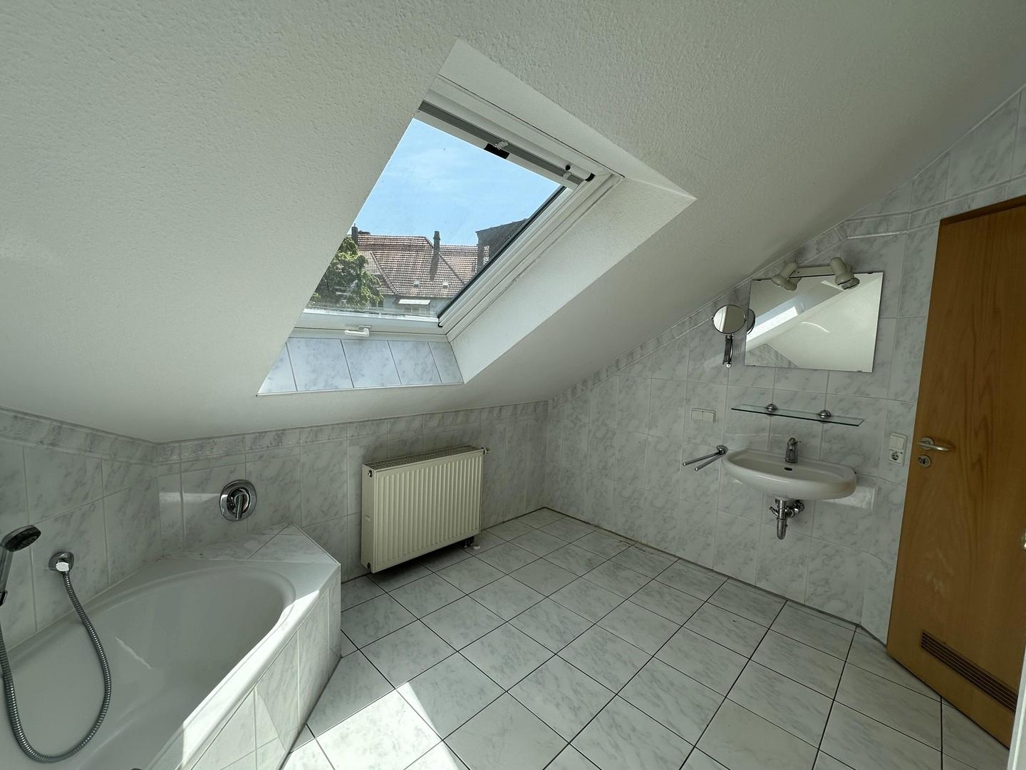Badezimmer mit Wanne + Dusche