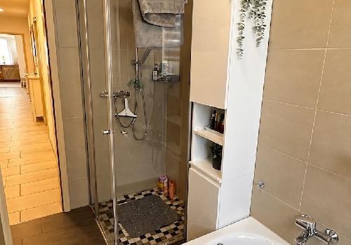 Badezimmer mit WC, Dusche, Wanne