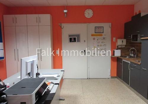 Eingangsbereich/Empfang mit Einbauküche und Zugang zum UG