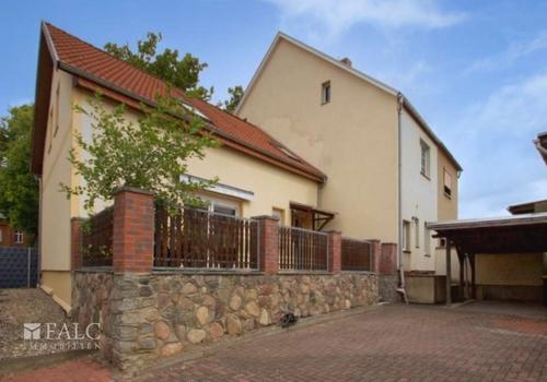 Haus mit Terrasse - Ansicht vom Hof