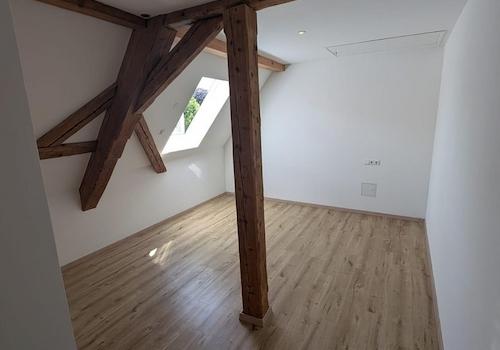 ein SZ im OG mit el. Dachfenst