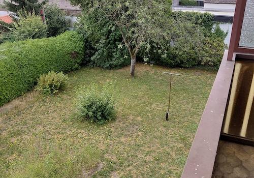Blick vom Balkon in den Garten