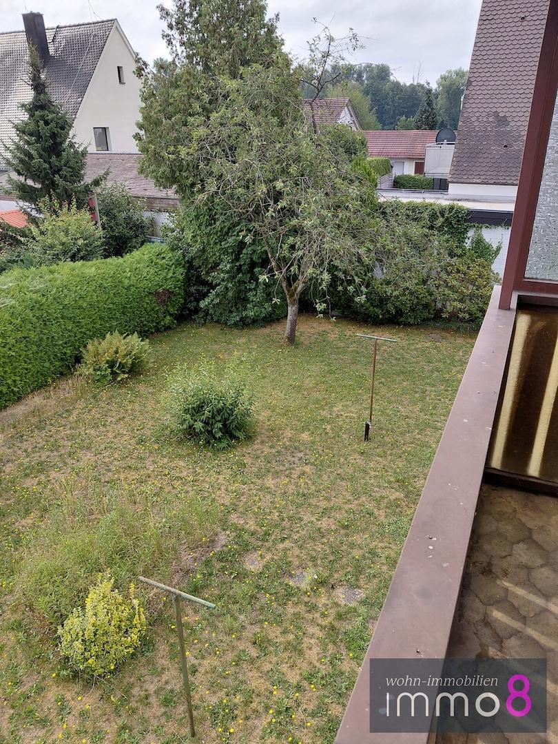 Blick vom Balkon in den Garten