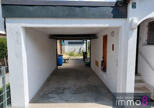Große Garage mit überdachtem Stellplatz