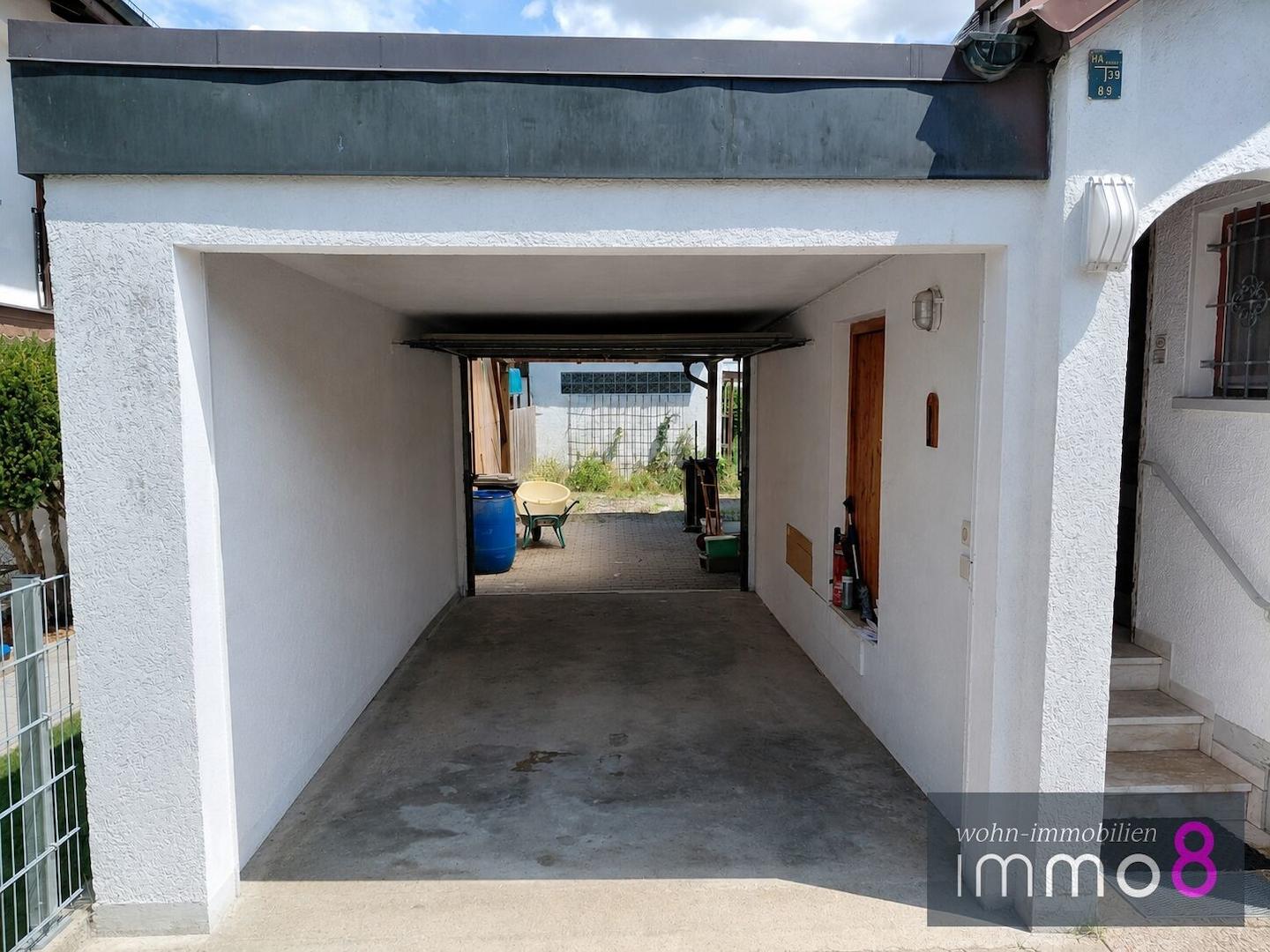 Große Garage mit überdachtem Stellplatz
