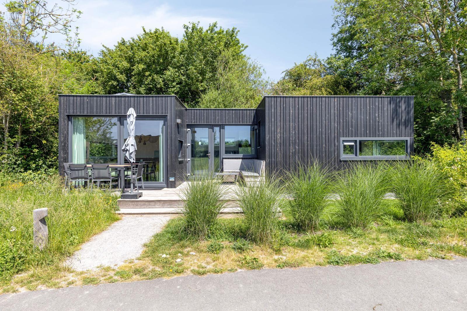 kaufen-freistehendes-ferienhaus-kamperland-aussenansicht-sonnenterrasse-recreatieadviseurs-vakantiehuistekoop-nl.jpg