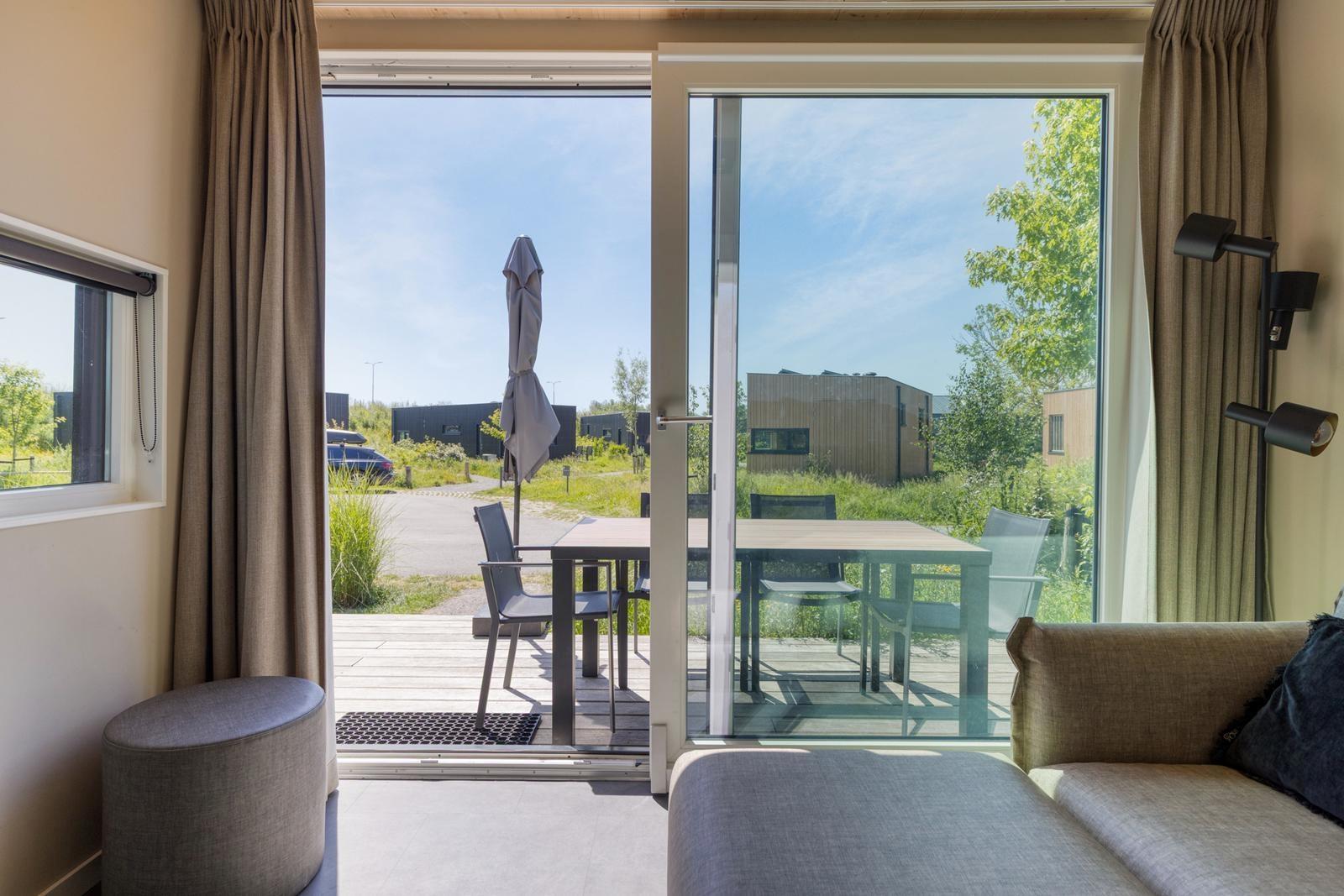 kaufen-freistehendes-ferienhaus-kamperland-wohnzimmer-mit-blick-auf-terrasse-recreatieadviseurs-vakantiehuistekoop-nl.jpg