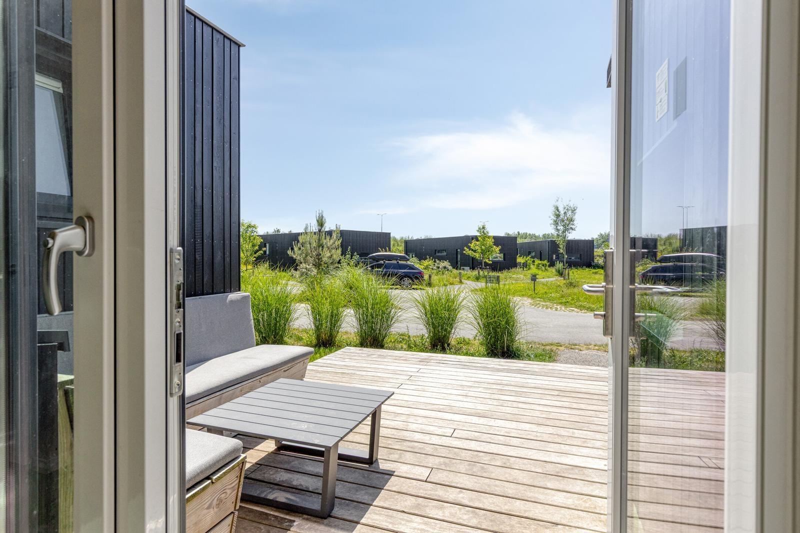 kaufen-freistehendes-ferienhaus-kamperland-sonnenterrasse-loungebereich-recreatieadviseurs-vakantiehuistekoop-nl.jpg