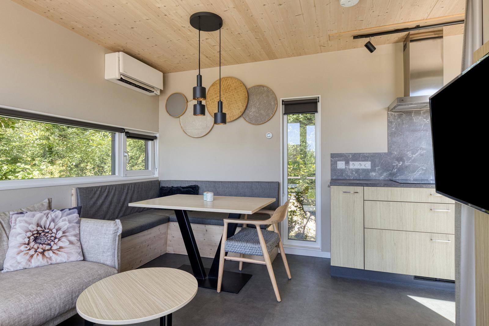 kaufen-freistehendes-ferienhaus-kamperland-wohnzimmer-mit-essecke-recreatieadviseurs-vakantiehuistekoop-nl.jpg