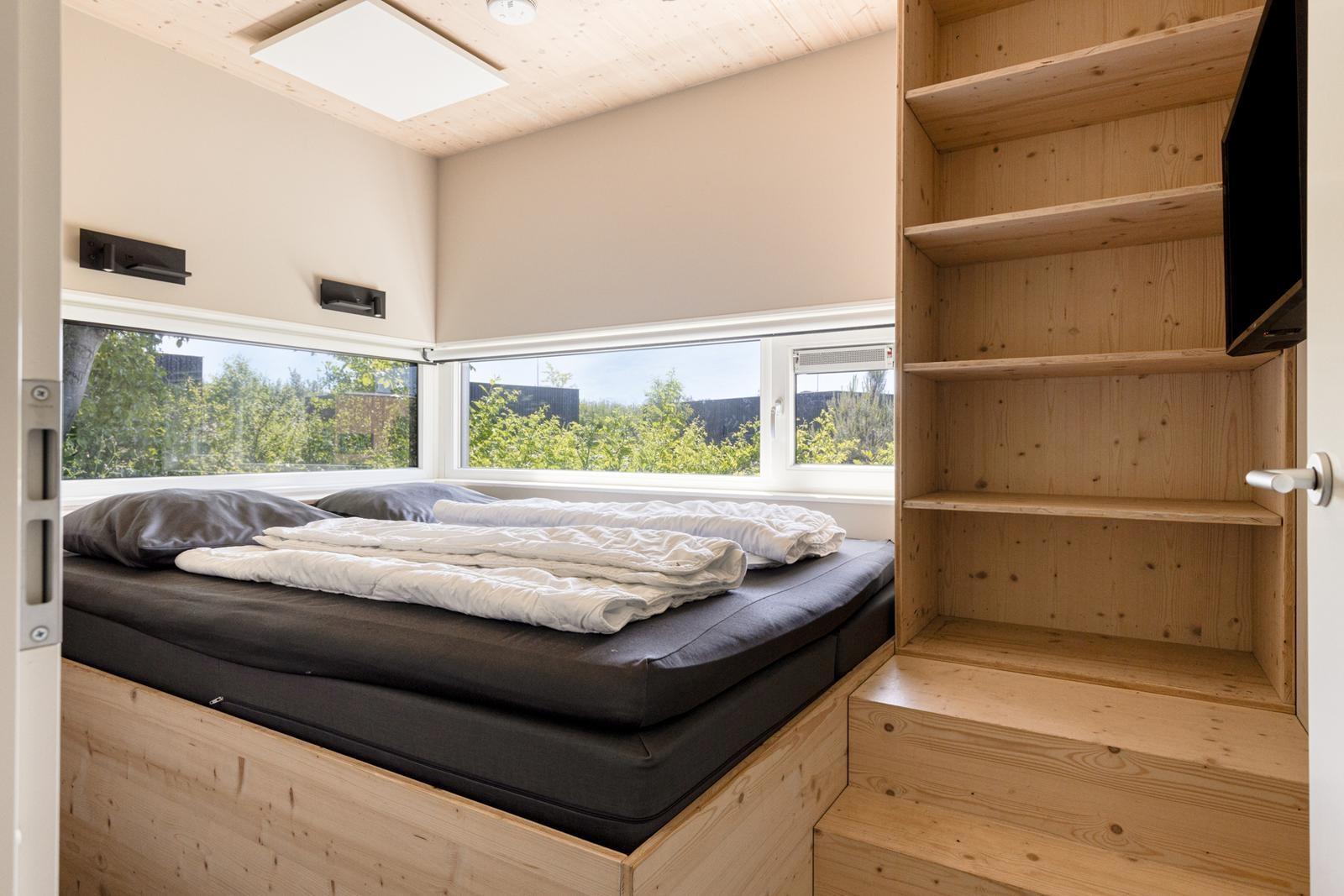 kaufen-freistehendes-ferienhaus-kamperland-schlafzimmer-mit-panoramafenster-recreatieadviseurs-vakantiehuistekoop-nl.jpg