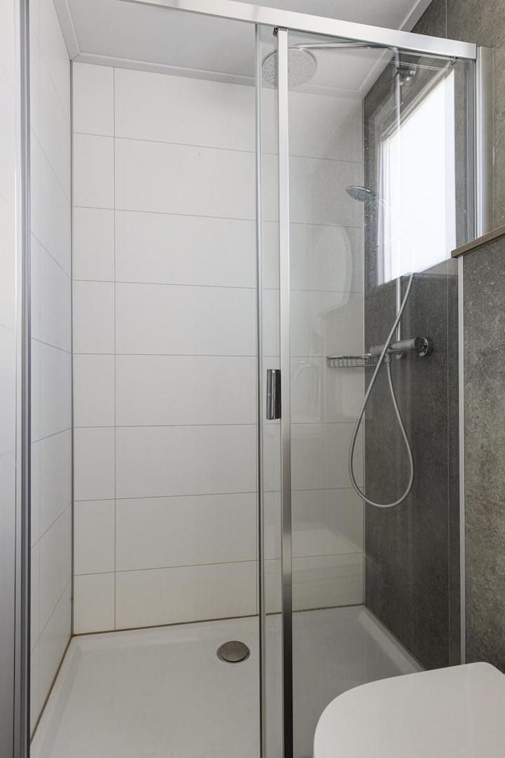 kaufen-freistehendes-ferienhaus-kamperland-badezimmer-detail-duschkabine-recreatieadviseurs-vakantiehuistekoop-nl.jpg