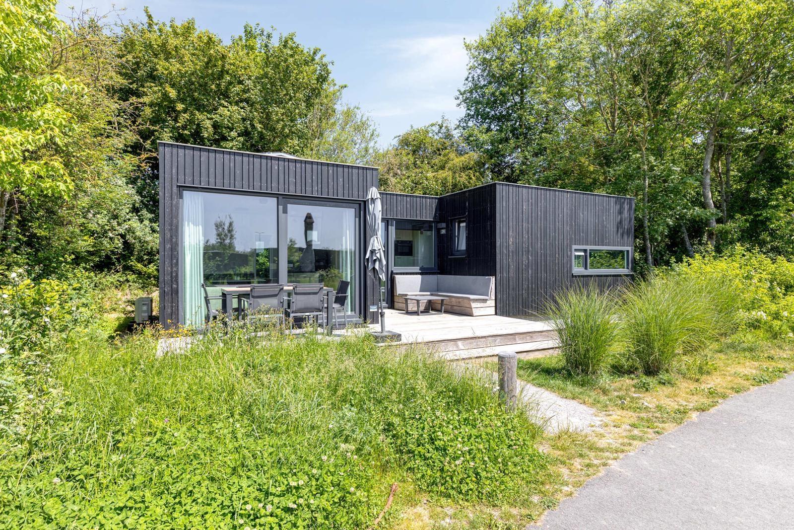 kaufen-freistehendes-ferienhaus-kamperland-aussenansicht-sonnenterrasse-recreatieadviseur-vakantiehuistekoop-nl.jpg