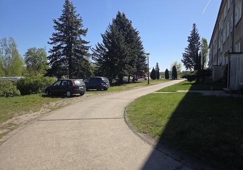 Parkplätze vor dem MFH