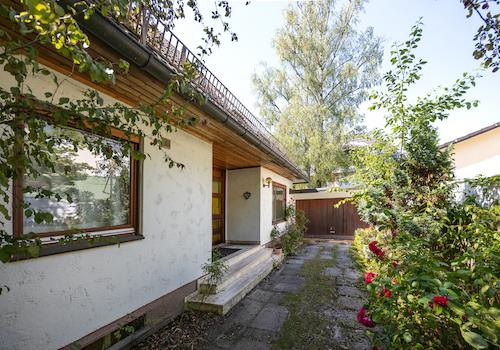 Altbestand mit Garage