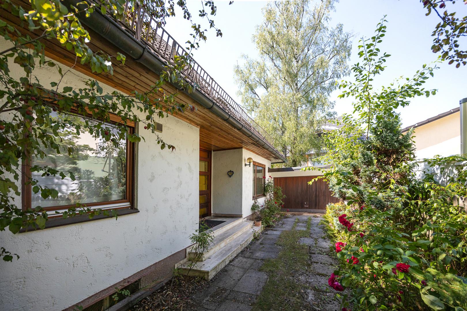 Altbestand mit Garage