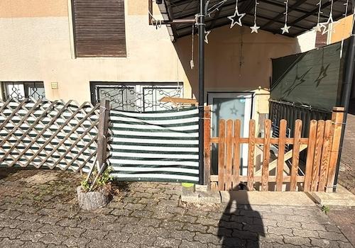 kleine Terrasse neben Eingang