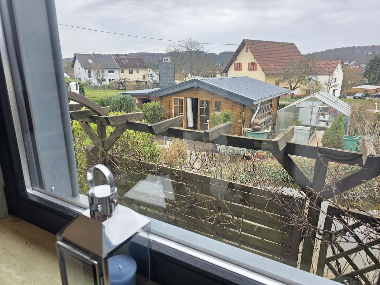 Blick zum Gartenhaus