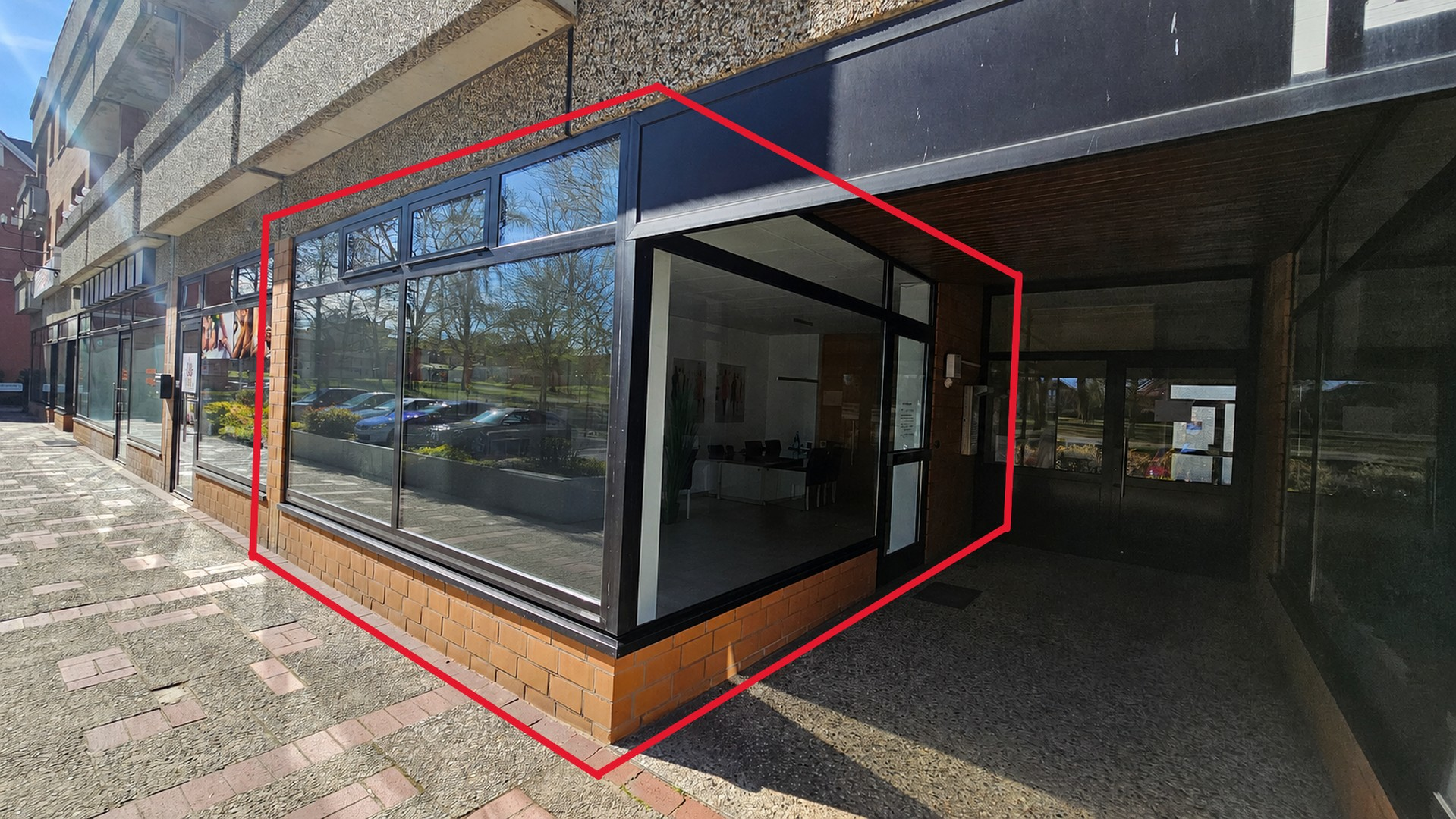 Schaufensterfront + Eingang
