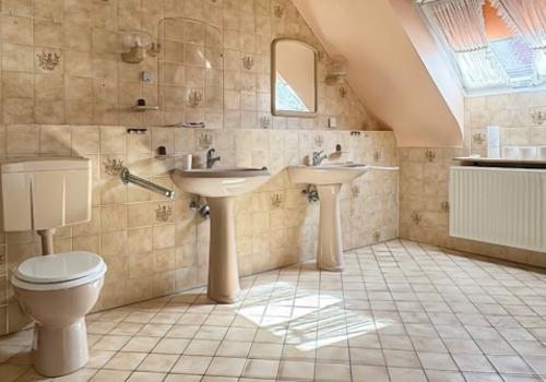 OG Bad mit Wanne, Dusche