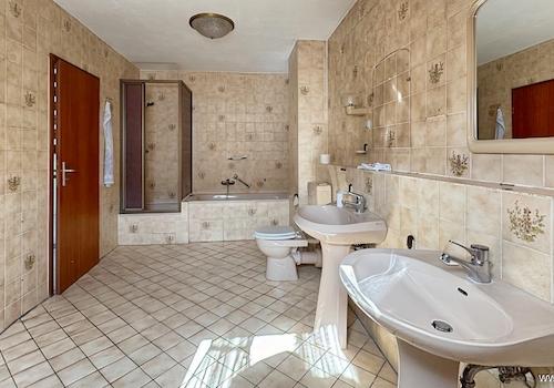 OG Bad mit Wanne, Dusche