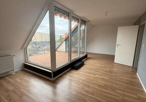 Wohnzimmer mit großem Balkon