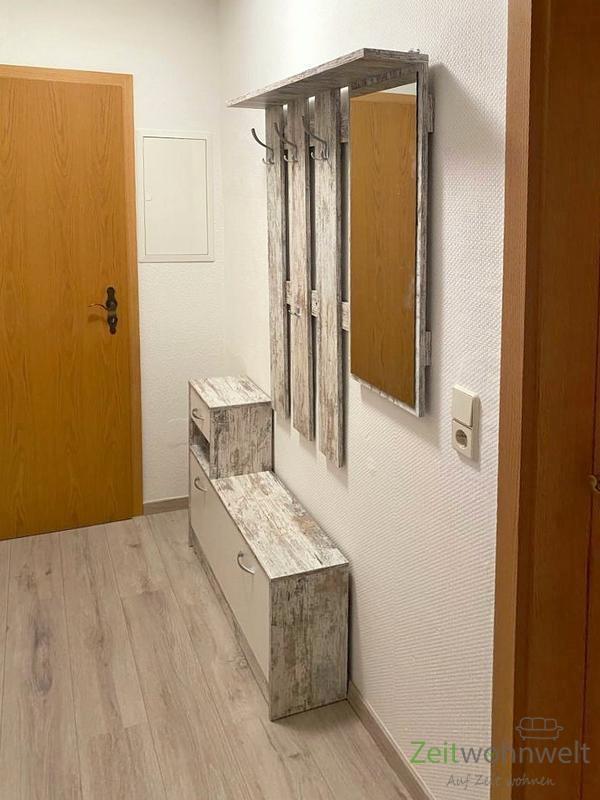 Wohnungsflur mit Garderobe