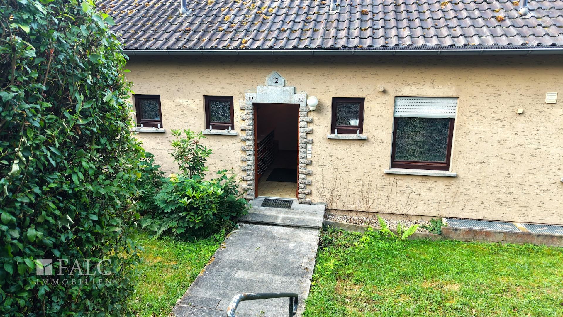 Eingang mit Steinverzierungen