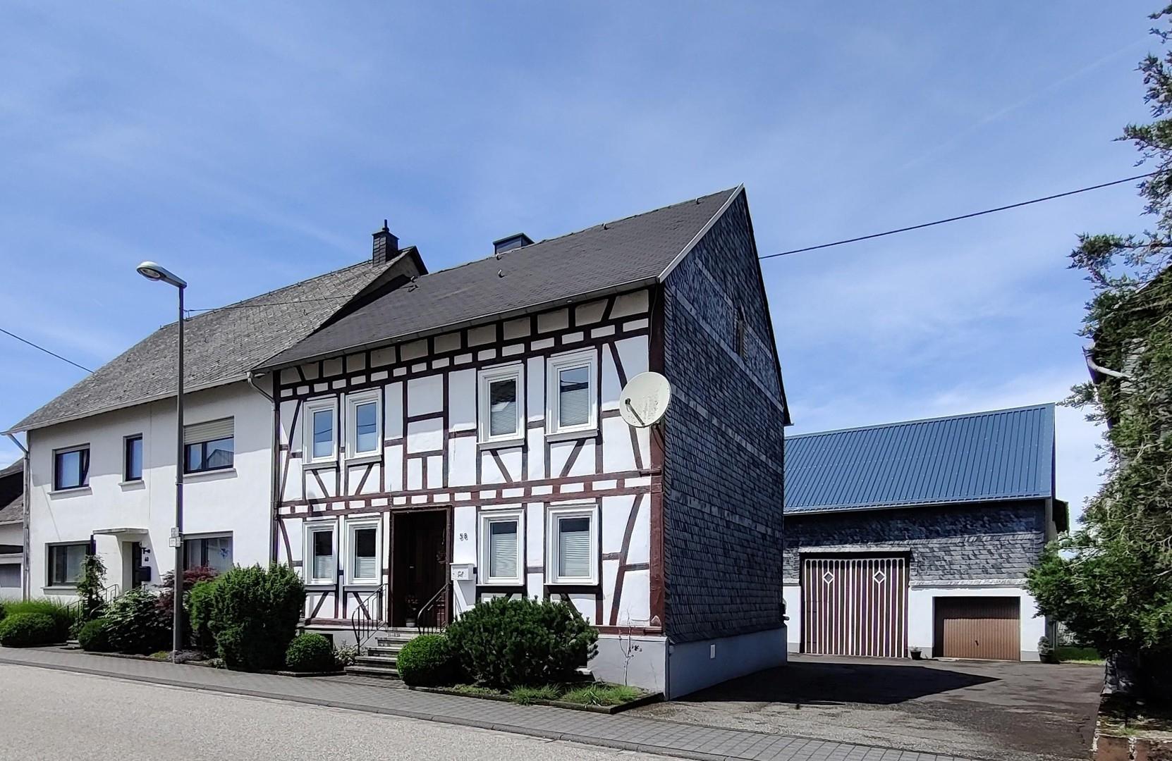 Straßenansicht mit Hofeinfahrt