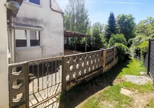 Außenansicht mit Terrasse