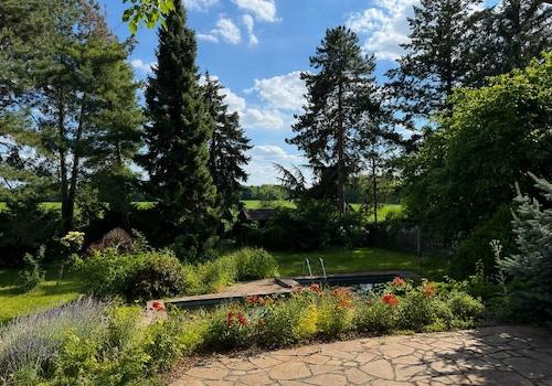 idyllischer Gartenblick