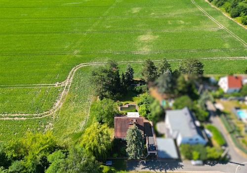 Ruhige Lage am Feld