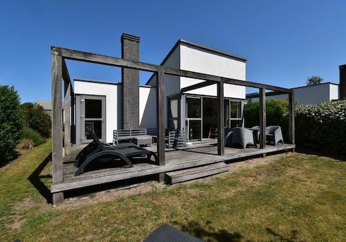 kaufen-freistehendes-ferienhaus-ouddorp-hauptbild-rueckseite-und-pergola-terrasse-recreatieadviseurs-vakantiehuistekoop-nl.jpg
