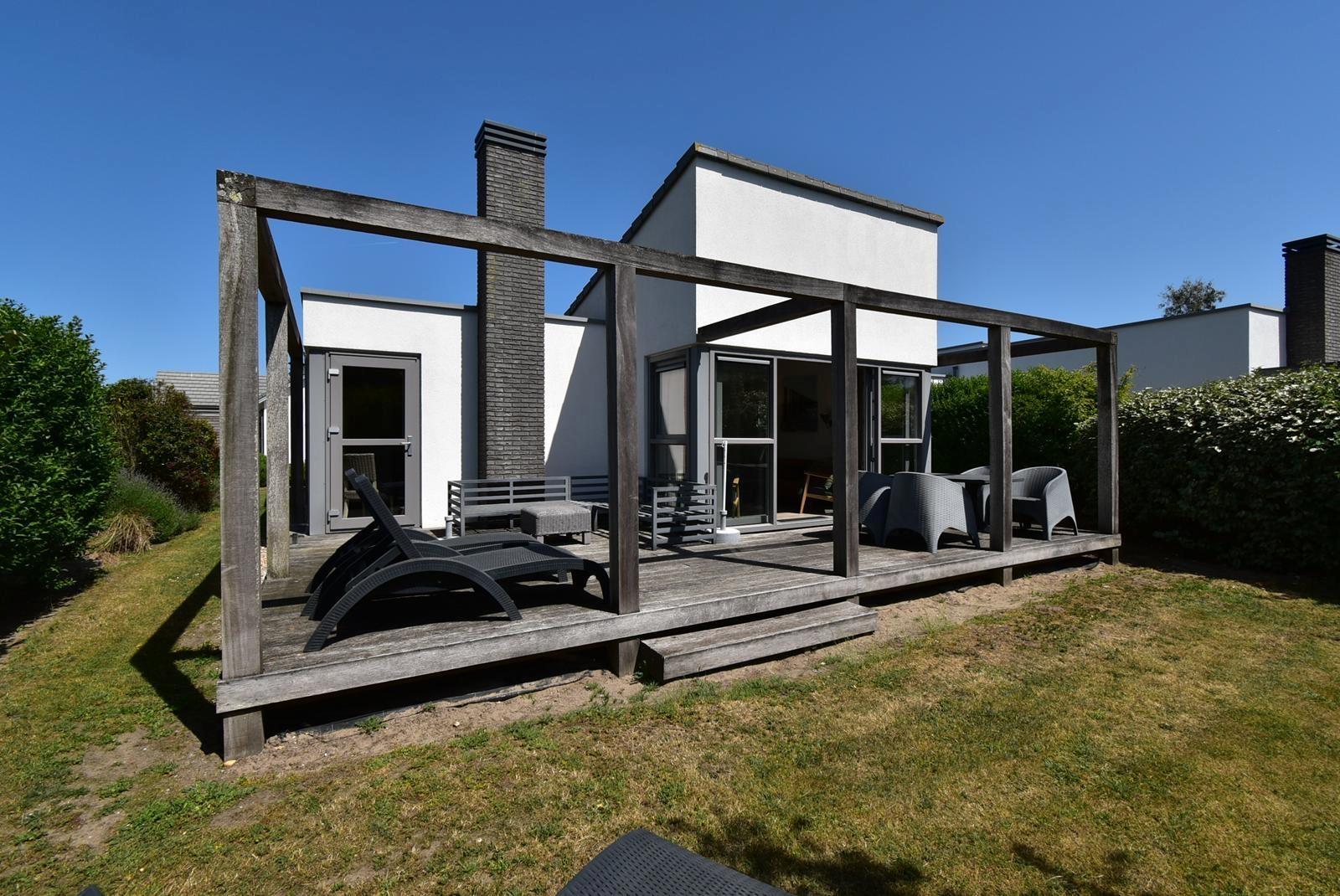 kaufen-freistehendes-ferienhaus-ouddorp-hauptbild-rueckseite-und-pergola-terrasse-recreatieadviseurs-vakantiehuistekoop-nl.jpg