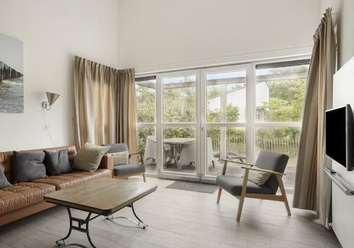kaufen-freistehendes-ferienhaus-ouddorp-wohnzimmer-schiebetuer-und-terrassenaussicht-recreatieadviseurs-vakantiehuistekoop-nl.jpg