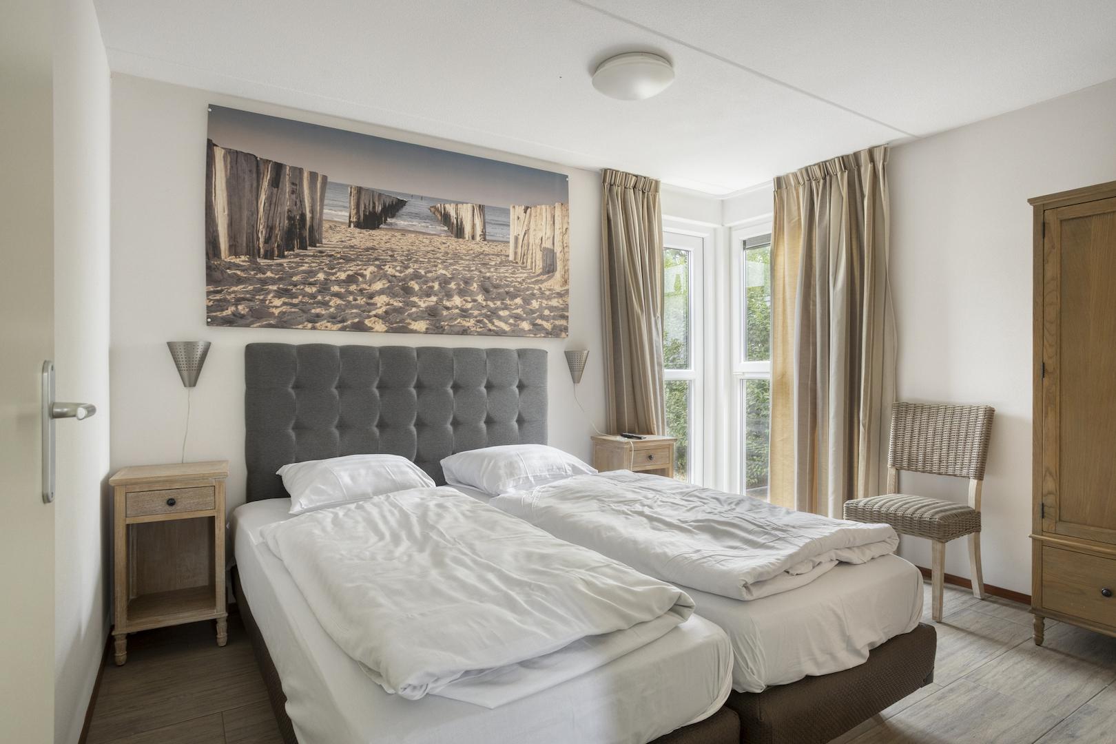 kaufen-freistehendes-ferienhaus-ouddorp-schlafzimmer-en-suite-und-badezimmer-recreatieadviseurs-vakantiehuistekoop-nl.jpg