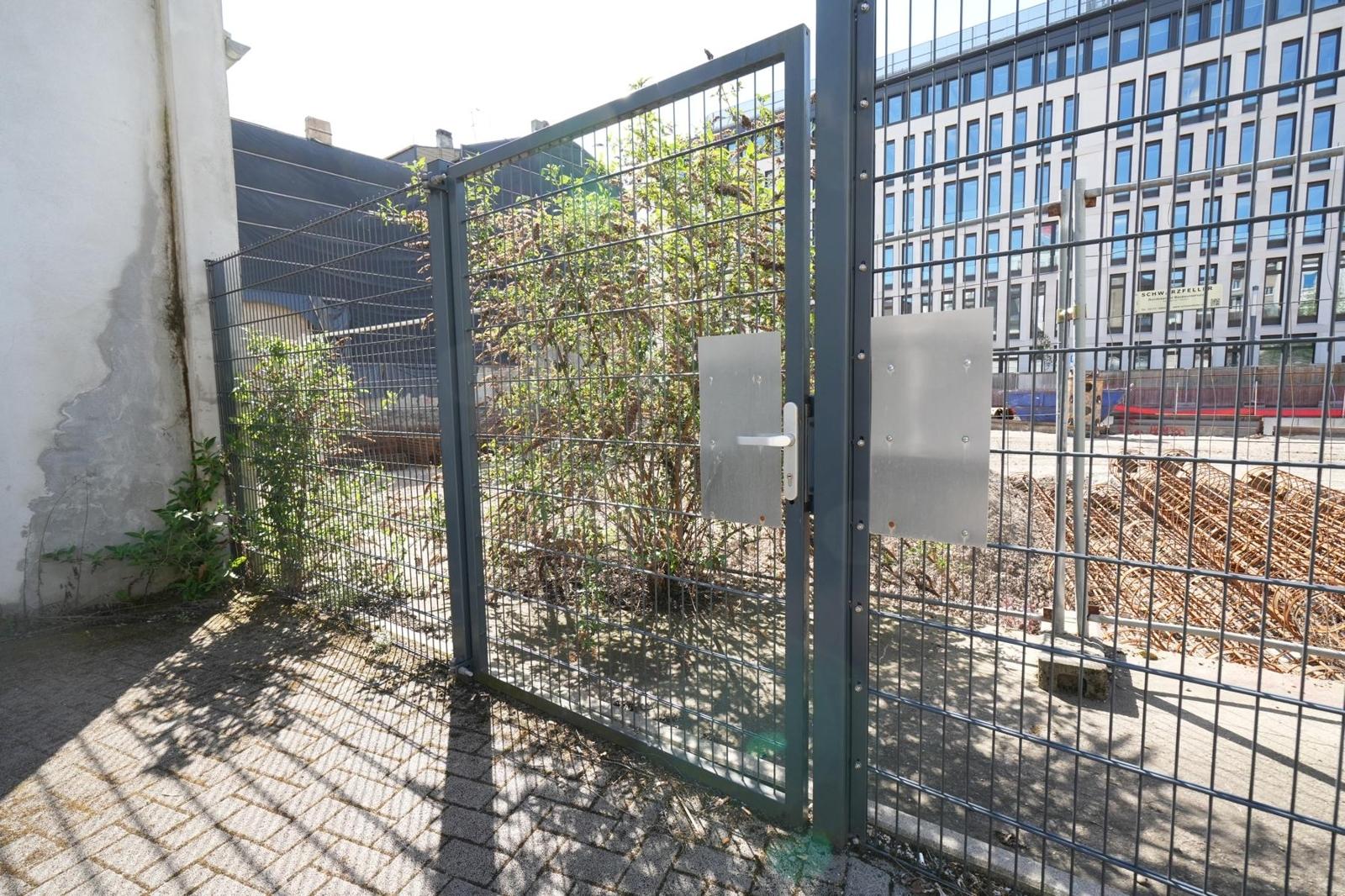 Rückseitiger Ausgang mit Panikschloss