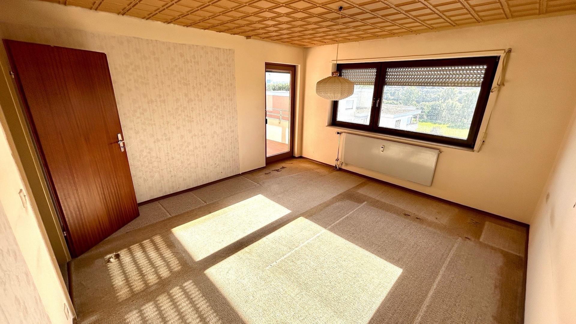 Schlafzimmer mit Zugang zum Balkon