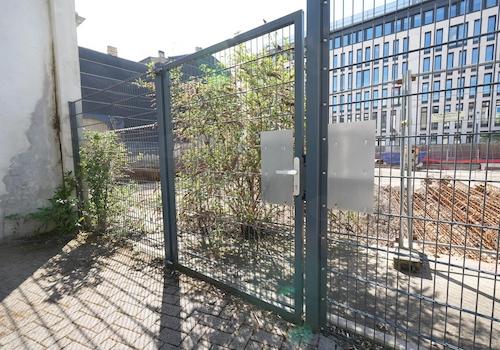 Rückseitiger Ausgang mit Panikschloss