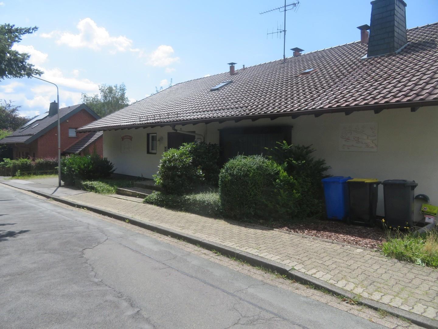 Gebäude von der Strasse aus